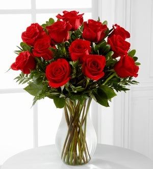 12 ROSES ROUGES DANS UN VASE EN VERRE